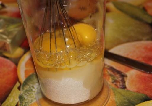 Яйца взбиваем с сахаром в крепкую пену.