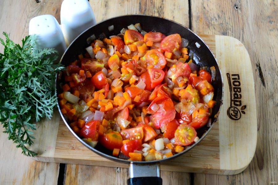 К обжаренным овощам отправьте также помидоры. Их можно просто разрезать на несколько частей и отправить в сковороду, а можно предварительно измельчить в кухонном комбайне. 