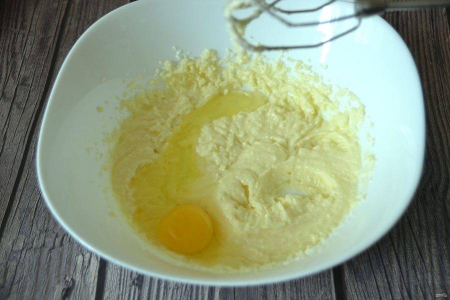 Введите в сахарно-масляную смесь по одному яйцу, продолжая взбивать.