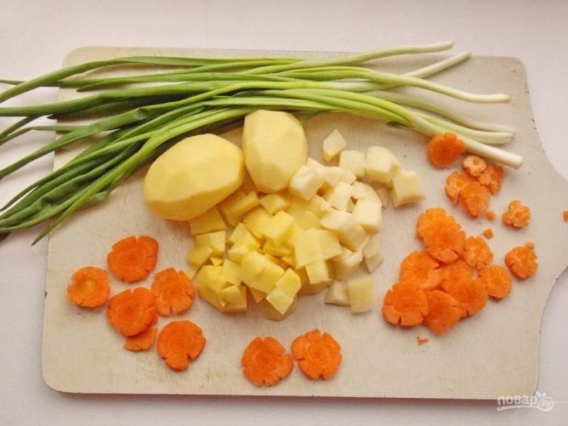 2. Нарезаем картофель и морковь. Способ нарезки выбирайте любой.