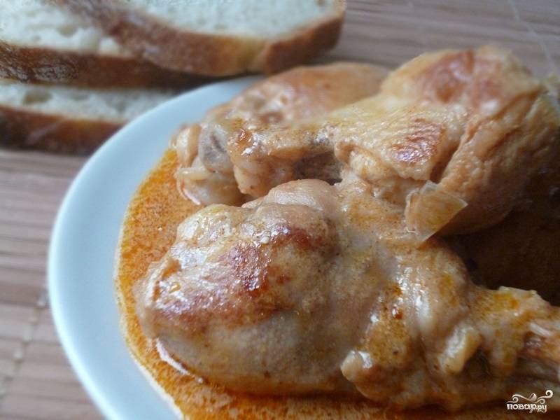 Курица тушеная в сметане на сковороде - рецепт с фото и видео