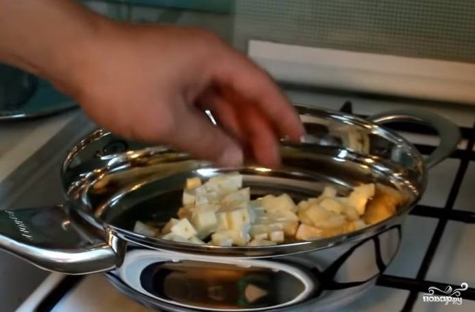 4-5. Отправляем нарезанный сыр в сотейник, растапливаем его. Туда же вливаем сливки, томим наш соус на слабом огне, периодически помешивая его.