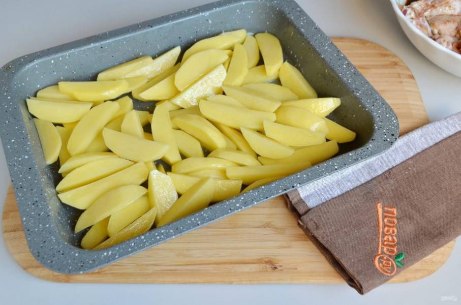 5. Смажьте форму для запекания растительным маслом, положите картофель.