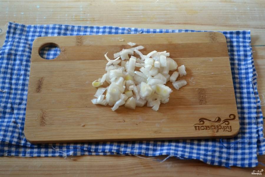 Луковицу порежьте мелким кубиком.