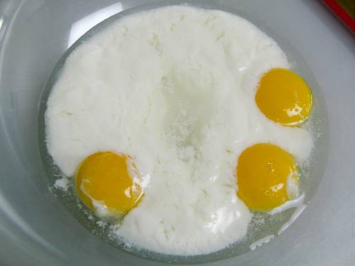 Смешайте яйца, водку, кефир, сахар, соль и 320-325 грамм муки. Все перемешайте.