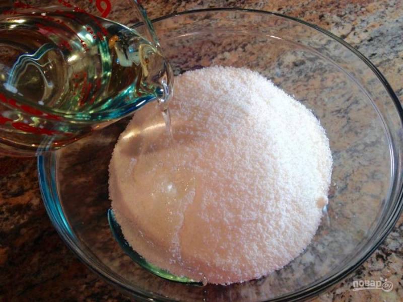 Из сахара, воды и крахмала сварите сироп. Все смешайте, доведите до кипения и проварите пару минут, пока он не начнет густеть. Влейте сироп в кокосовую стружку.