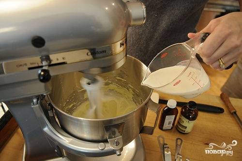 К сахару добавляем яйцо, молоко, и сливочное масло. Взбиваем! Затем всыпаем миндальную муку, соду, разрыхлитель, соль и еще раз взбиваем до однородного теста.