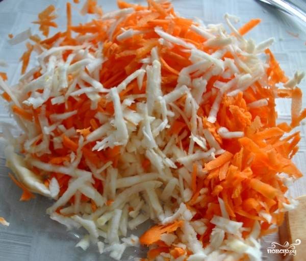Чистим лук, морковь и нарезаем соломкой.