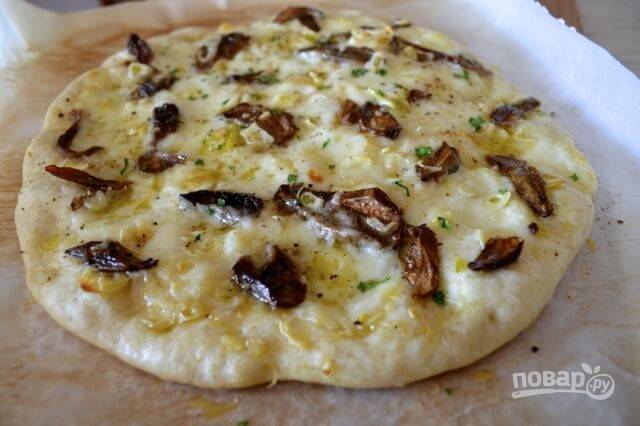 7.	Отправьте пиццу в разогретую до 260 градусов духовку на 10 минут. Нарежьте мелко зелень, сразу посыпьте ею готовую пиццу.
