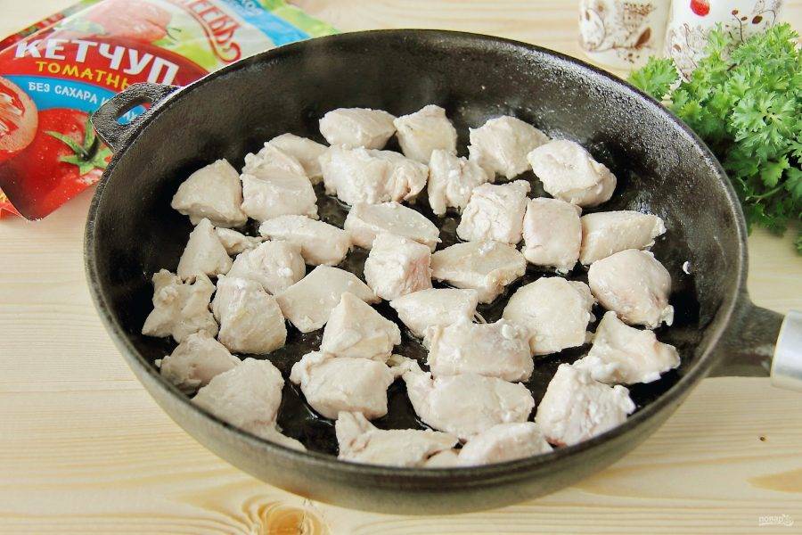 Обжарьте, периодически помешивая буквально в течение 5-7 минут, пока мясо не поменяет цвет.