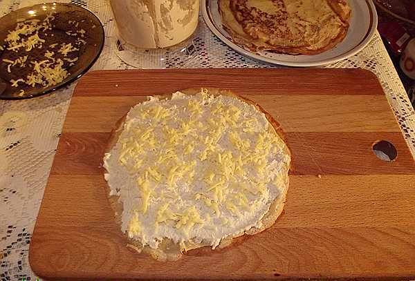 8. Посыпаем сыром и заворачиваем традиционным способом.
