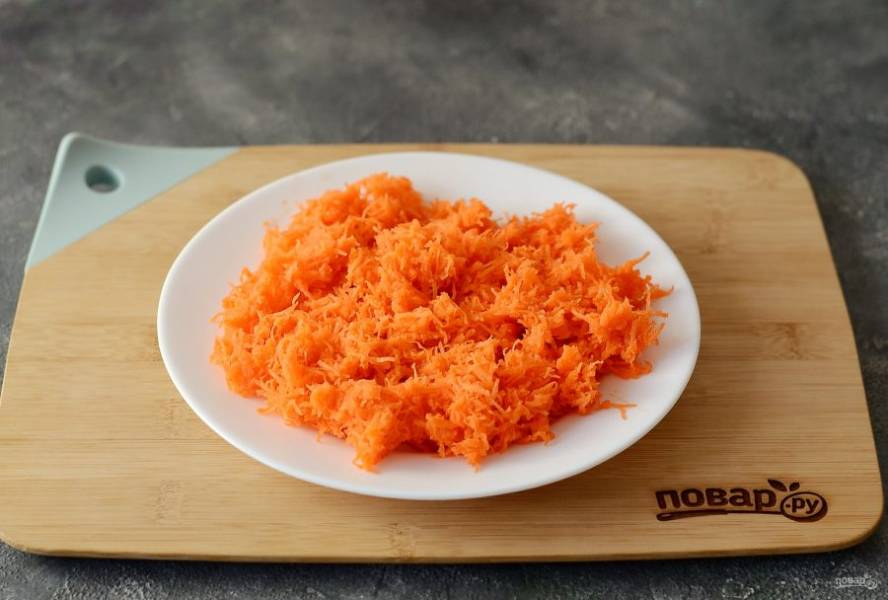 Морковь помойте, очистите от кожуры, натрите на мелкой терке.