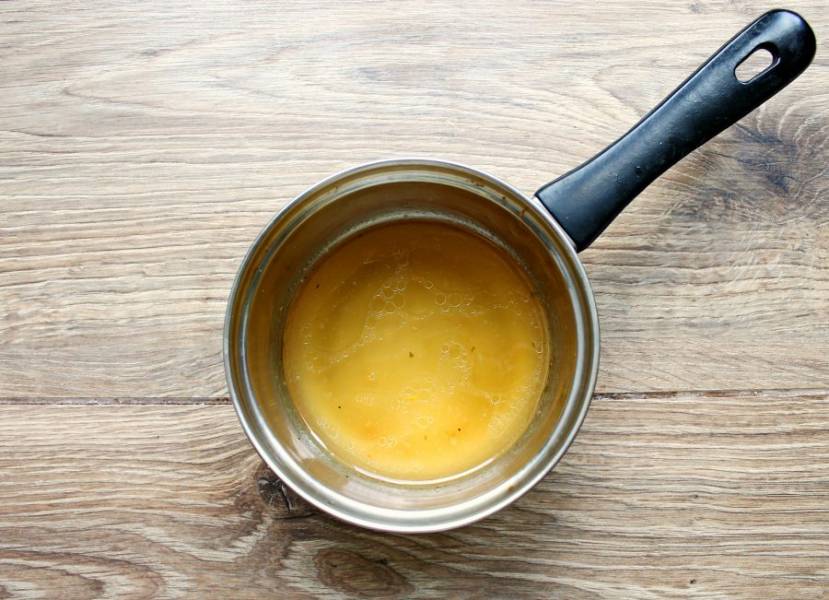 Для соуса налейте в сотейник куриный бульон и добавьте масло после обжарки куриной грудки.