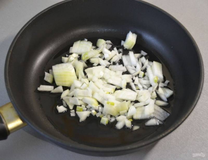 Положите лук на сковороду с растительным маслом.