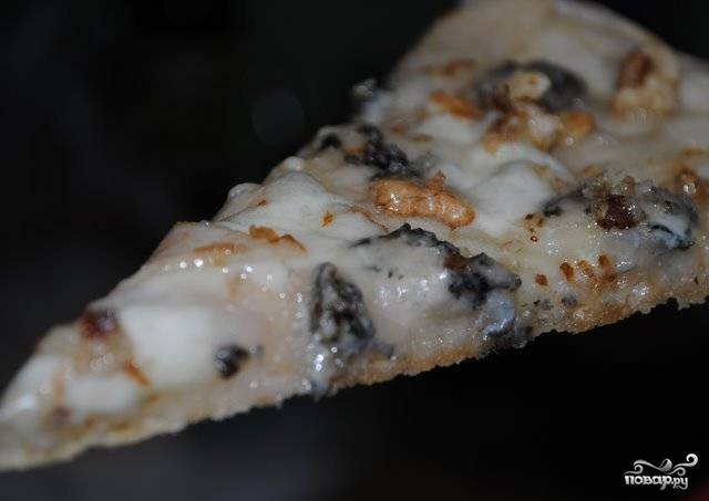Груша и пицца с голубым сыром