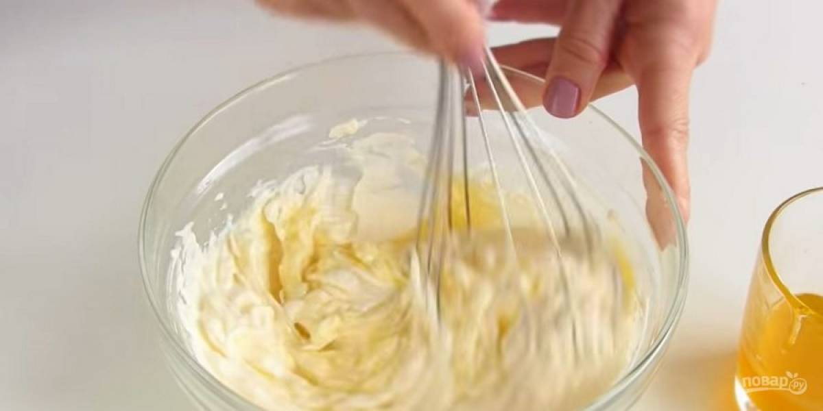 5. Остудите сироп в холодильнике и добавьте к крему. Перемешайте. Нанесите половину крема на первый корж, накройте вторым (не прижимайте).