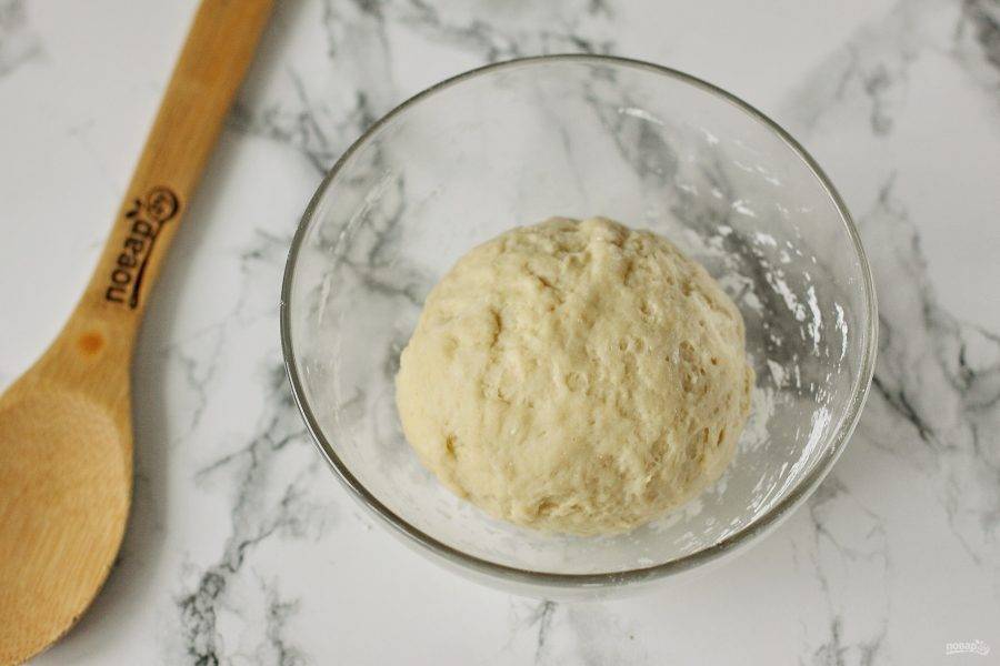 Готовое тесто должно быть упругое и эластичное, соберите его в шар, накройте полотенцем и оставьте на 20-30 минут.