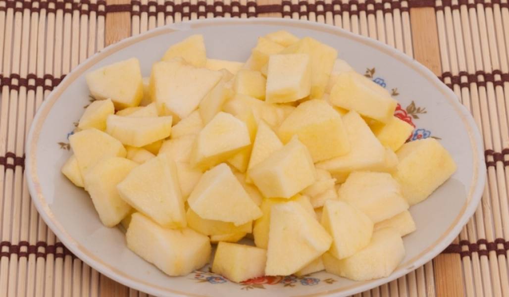 3. Вымойте, обсушите и очистите от кожуры яблоки. Удалите сердцевину, нарежьте такими же кубиками. При желании можно использовать сок лимона, сбрызнув им не только яблочки, но и тыкву (для мягкости).