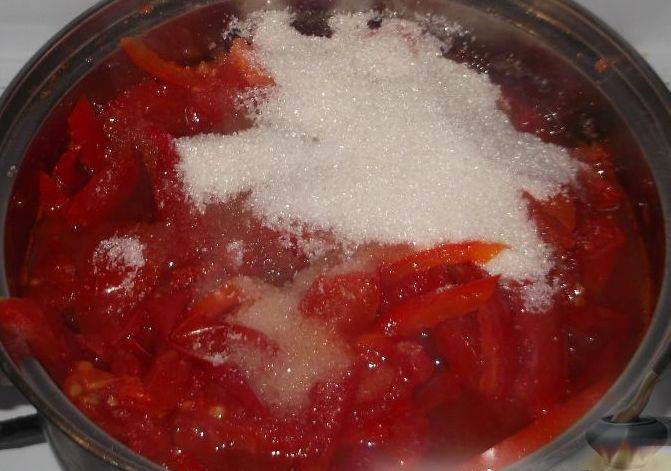Всыпьте сахар, соль. Варите помидорное лечо еще 30 минут.