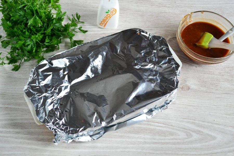 Накройте форму для запекания фольгой и отправьте в духовку, разогретую до градусов на 30 минут.