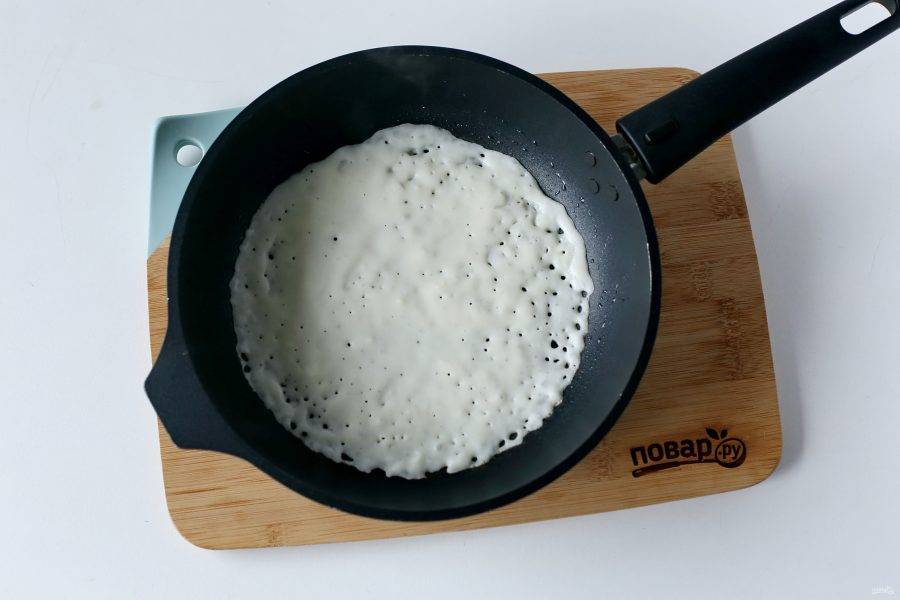 Разогрейте сковороду, смажьте ее маслом и равномерно распределите тесто.