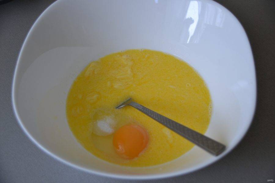 В теплое молоко добавьте размягченное сливочное масло, 1,5 ст. ложки сахара, соль, 1 яйцо. Размешайте.