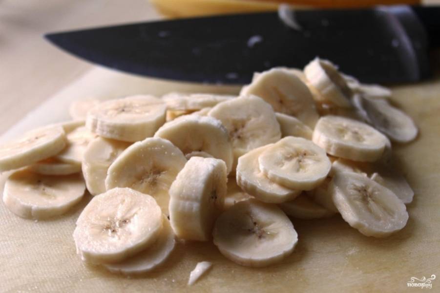 Выберите крупные спелые бананы. Очистите их от кожуры и нарежьте довольно тонкими колечками. Если вы хотите, чтобы кусочки бананов в соусе оставались целыми, можно присыпать бананы небольшим количеством крахмала.