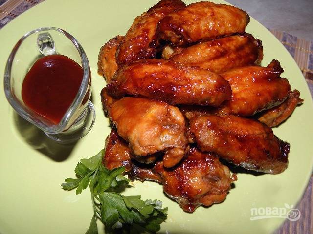 Рецепт: Куриные крылышки, тушенные с овощами в томатном соусе