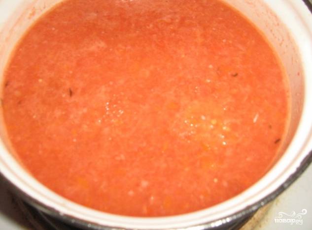 5.	Поставьте на плиту кастрюлю с пюре, начните его варить. Для того чтобы овощи не подгорели, необходимо немного их помешивать. Через 8 минут влейте куриный бульон, добавьте соль и продолжайте варить суп.