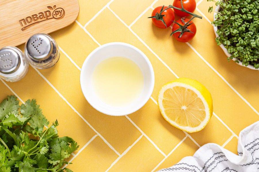 Из лимона выжмите сок. Процедите его от косточек и мякоти.