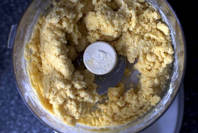 2. Отдельно взбить размягченное (но не растопленное) сливочное масло и сахар. Можно использовать кухонный комбайн или просто венчик, например. Это очень простой рецепт песочного пирога с вареньем, так что и процесс работы с тестом совершенно несложный. 
