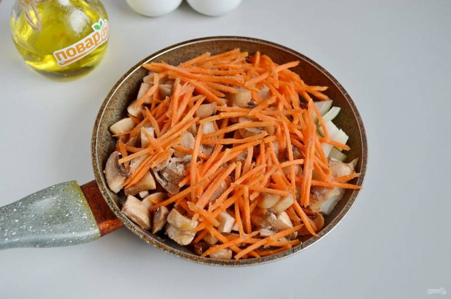 3. Очистите овощи. Одну луковицу и одну морквину измельчите, на растительном масле сначала обжарьте лук, потом добавьте грибы и морковь, посолите и доведите до готовности.