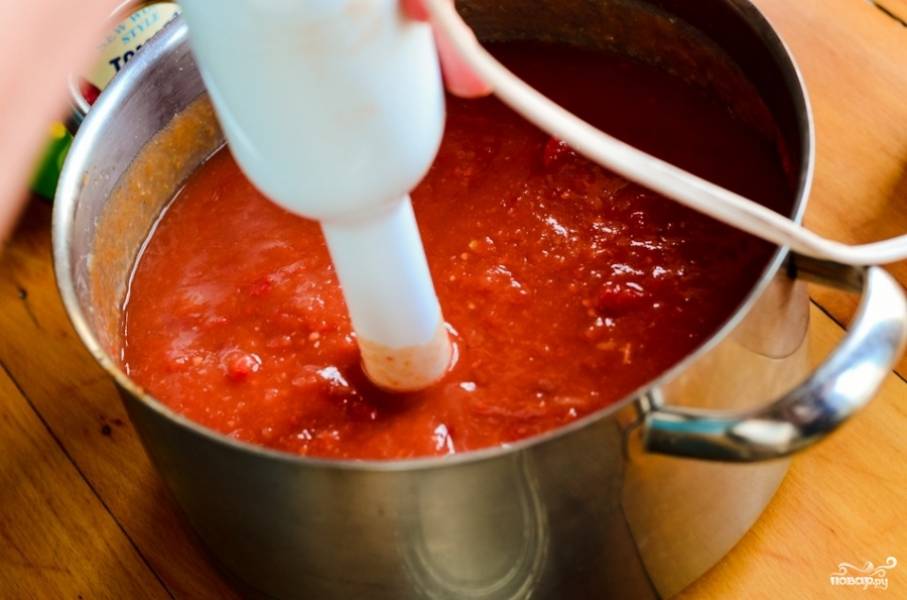 Выложите в кастрюлю томатную пасту и мелко нарезанные помидоры, свежие или консервированные. Снова измельчите всё блендером.