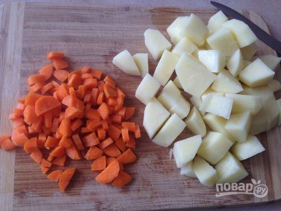 И нарезаем. Картофель нарежем крупнее, чем морковь.