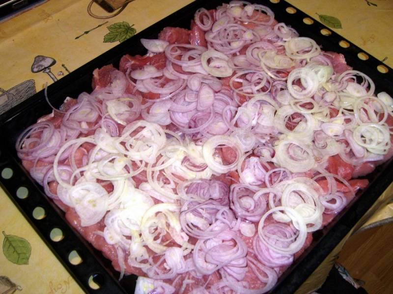 2. Нарезаем свинину на части, толщиной около 1 сантиметра. После этого отбиваем тщательно мясо, солим и приправляем его по вкусу. Я обычно использую смесь перцев добавляю чили или паприку.