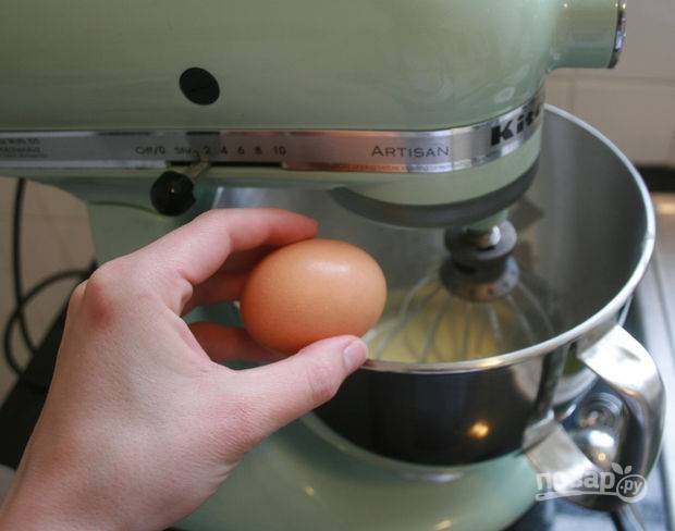 5.	Введите куриное яйцо комнатной температуры и продолжайте взбивать.