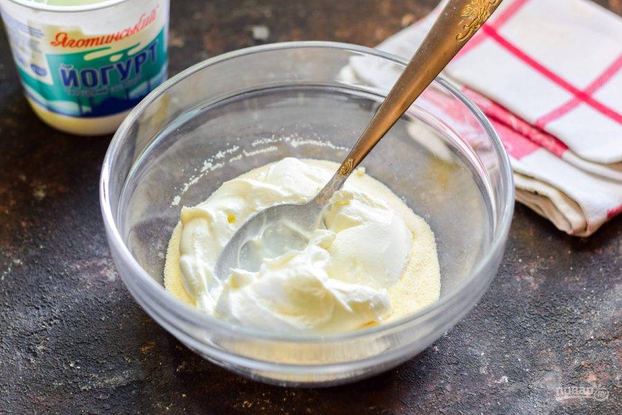 Добавьте к манке густой йогурт. По желанию его можно заменить сметаной.