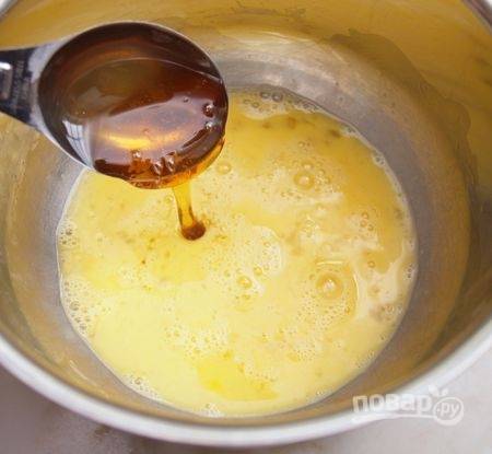2. В отдельной мисочке взбейте вилкой или венчиком яйца, добавьте мед. 