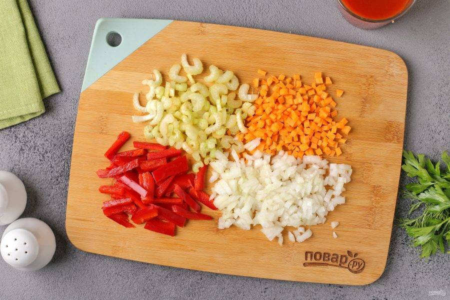 Измельчите стебель сельдерея, болгарский перец нарежьте соломкой, лук и морковь нарежьте кубиками.