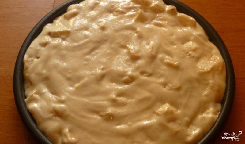 Разогрейте духовую печь до 180 градусов. Смажьте форму для выпечки. Вылейте в неё тесто. "Утопите" в нём яблоки. Готовьте пирог 20 минут.