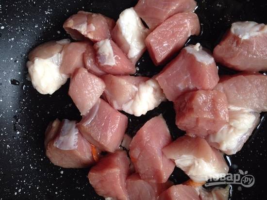 Мясо нарезаем на небольшие кусочки и отправляем обжариваться на сковороду с растительным маслом.