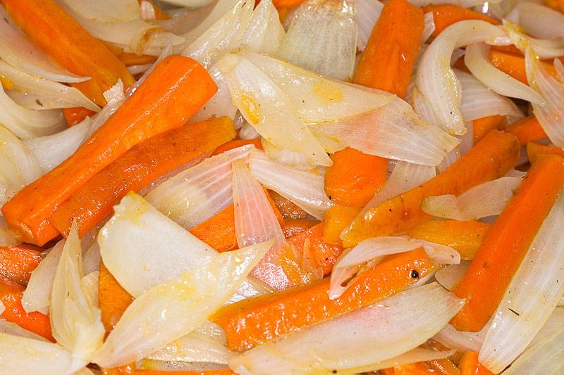 2. Картошку вынимаем, закладываем морковку соломкой и лук полукольцами. Обжарим до готовности, и перекладываем в миску с картошкой.