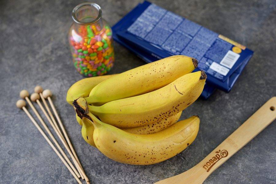 Для приготовления замороженных бананов в шоколаде подготовьте все необходимые ингредиенты. Посыпкой может быть все, что угодно, у меня — семечки в глазури.