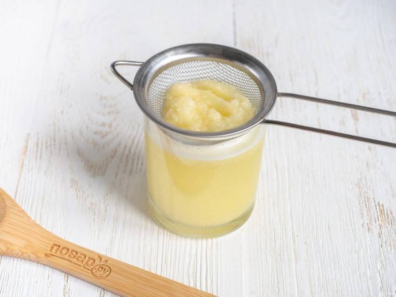 С помощью сита и ложки выдавите из пюре сок. Готовый сок можно пить в чистом виде или добавлять по вкусу мед и лимонный сок.