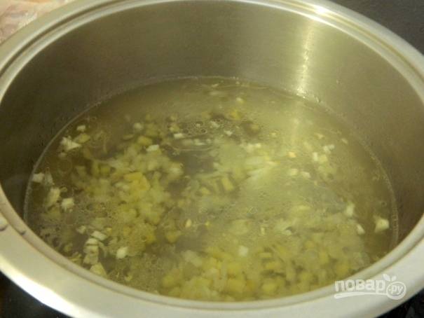 В кипящий бульон или воду добавляем обжаренные лук, чеснок и имбирь.