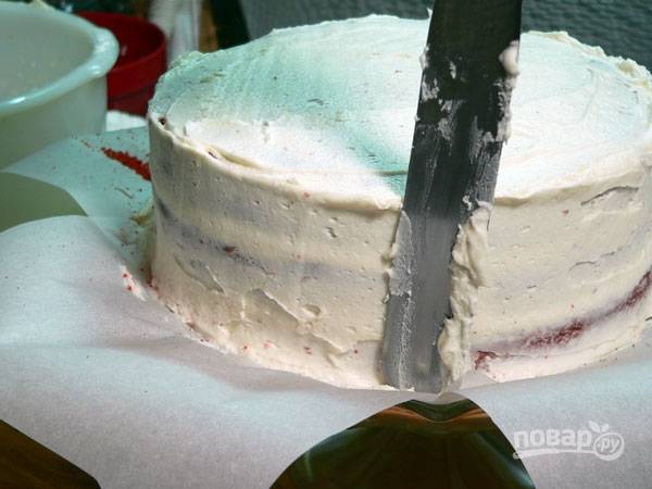 26.	Смажьте оставшимся кремом стороны и верхушку торта.