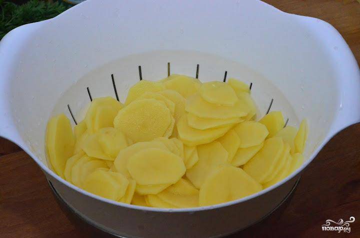 Нарезанный картофель хорошенько отмываем от крахмала, даем воде стечь.
