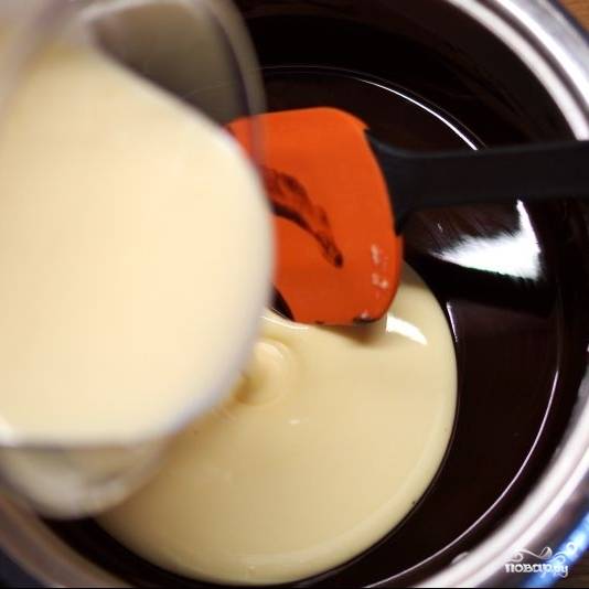 Получившуюся яичную массу добавляем к растопленному шоколаду. Перемешиваем лопаткой.