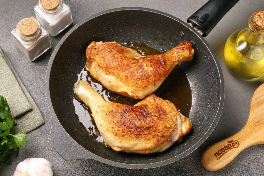 Разогрейте сковороду с маслом. Выложите курицу и обжарьте на сильном огне с двух сторон до золотистой корочки.