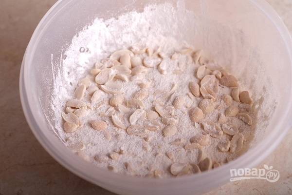 13. Оставшийся сахар смешайте с арахисом и мукой в отдельной мисочке. 